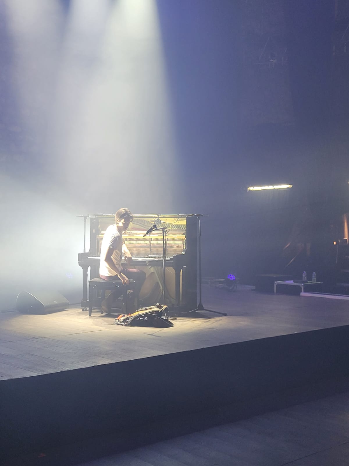 Photo de Robin Lefèvre en train de réparer un piano dans une salle de concert