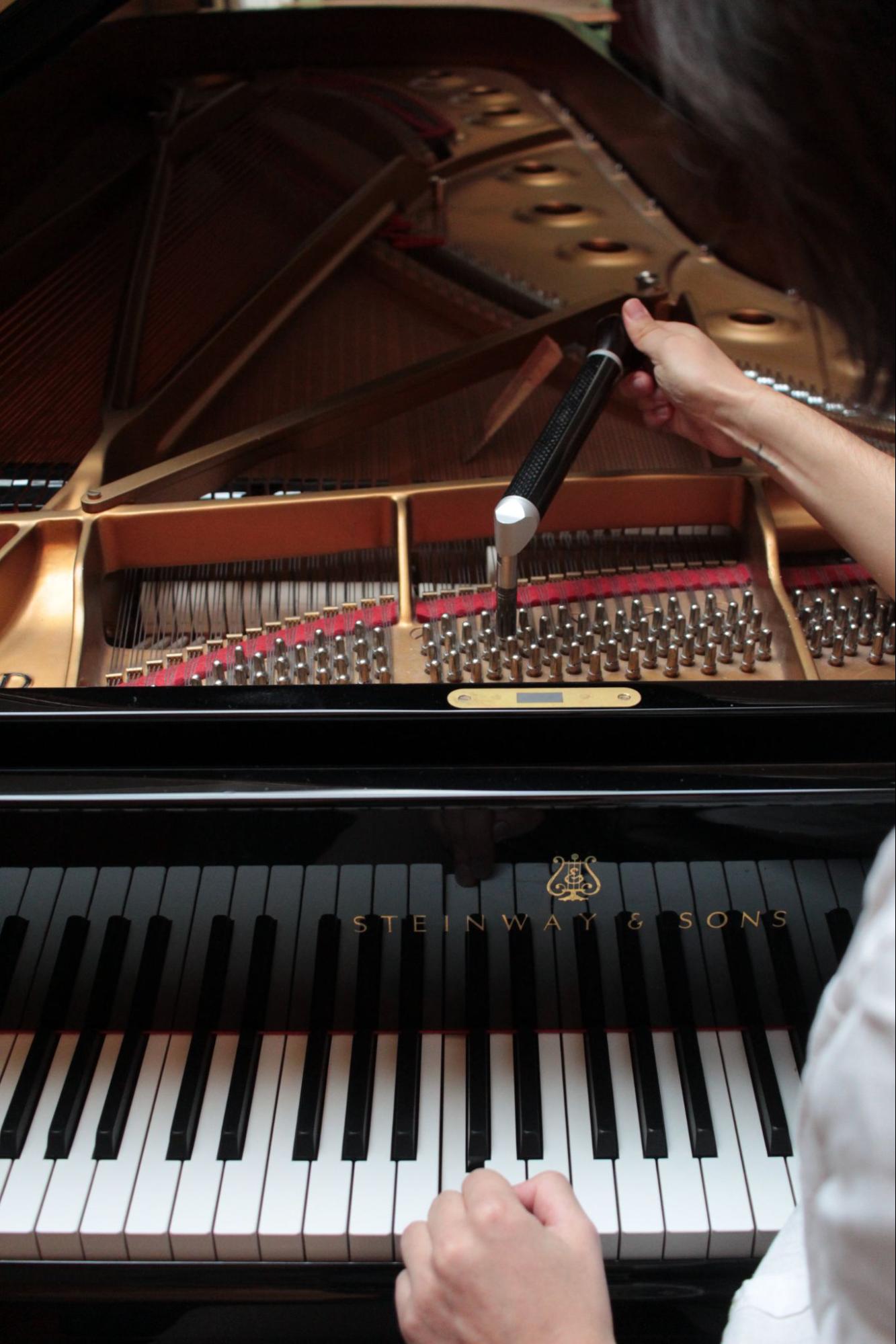Photo de Robin Lefèvre en train d'accorder un piano